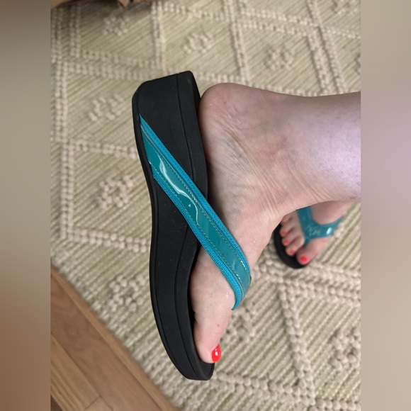 Vionic Black and Teal Flip Flops - Picture 8 of 9